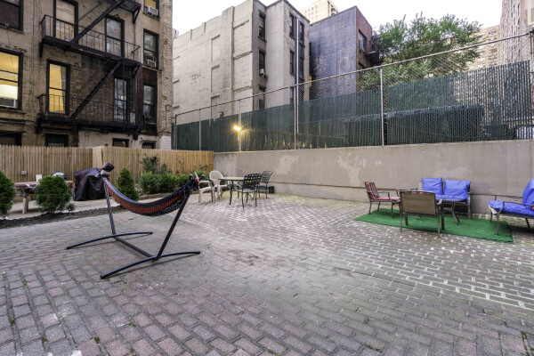 private huge backyard- basketball hoop, sunning, barbecuing etc